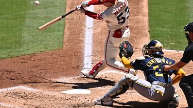 Wade Meckler, izquierda, de los Angelinos de Los Ángeles, batea jonrón de dos carreras durante la segunda entrada del juego de béisbol de Grandes Ligas ante los Cerveceros de Milwaukee, el domingo 2 de agosto de 2026, en Anaheim, California. (AP Foto/William Liang)