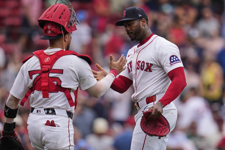 El pitcher de los Medias Rojas de Boston Aroldis Chapman felicitado por el cátcher Carlos Narváez tras la victoria ante los Rojos de Cincinnati en la continuación del juego del martes, el miércoles 2 de julio del 2025. (AP Foto/Charles Krupa)