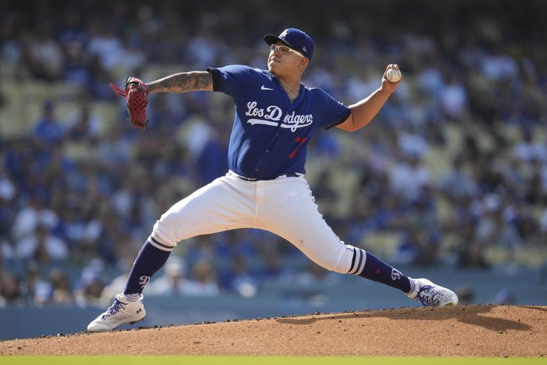 El mexicano Julio Urías, abridor de los Dodgers de Los Ángeles, lanza en el segundo episodio del juego ante los Padres de San Diego, el sábado 13 de mayo de 2023 (AP Photo/Ashley Landis)