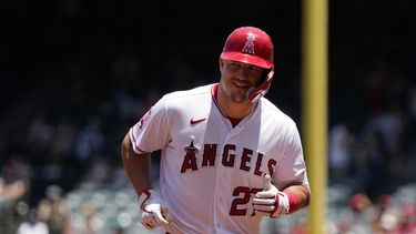 Mike Trout, de los Angelinos de Los Ángeles, sonríe mientras paso por tercera base después de batear jonrón solitario en la primera entrada del juego de béisbol del domingo 2 de julio de 2023, en contra de los Diamondbacks de Arizona, en Anaheim, California. (AP Photo/Mark J. Terrill)
