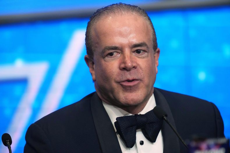 El presidente de la Organización Miss Universo y empresario mexicano Raúl Rocha Cantú asiste a una conferencia de prensa después del certamen de belleza en la provincia de Nonthaburi, Tailandia, el viernes 21 de noviembre de 2025. (AP Foto/Sakchai Lalit)