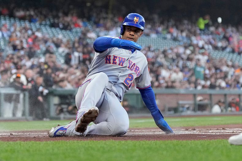 uan Soto de los Mets de Nueva York se desliza en el plato para anotar ante los Gigantes de San Francisco, el jueves 2 de abril de 2026. (AP Foto/Tony Avelar)