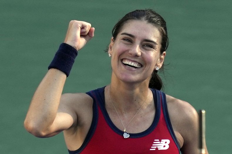 La rumana Solana Cirstea celebra tras vencer a la checa Marketa Vondrousova en los cuartos de final del torneo de Dubái el jueves 22 de febrero del 2024. (AP Foto/Kamran Jebreili)
