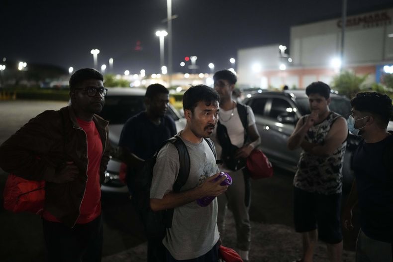 Hayatullah Omagh, de Afganistán, y otros migrantes que estuvieron retenidos en un centro de inmigración panameño tras ser deportados de Estados Unidos llegan en autobús a Ciudad de Panamá, el sábado 8 de marzo de 2025, después de que las autoridades les dieran 30 días para salir del país. (AP Foto/Matias Delacroix)