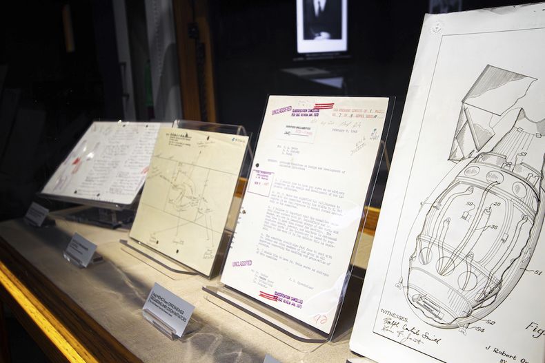 En esta imagen proporcionada por el Laboratorio Nacional de Los Alamos, se muestran notas escritas a mano como parte de la exposición J. Robert Oppenheimer: The Exhibit en el Museo de Ciencias Bradbury el 11 de julio de 2023 en Los Alamos, Nuevo México. Una nueva película sobre la vida del científico y su papel en el desarrollo de la bomba atómica como parte del Proyecto Manhattan durante la Segunda Guerra Mundial se estrena en los cines el viernes 21 de julio de 2023. (Los Alamos National Laboratory vía AP)