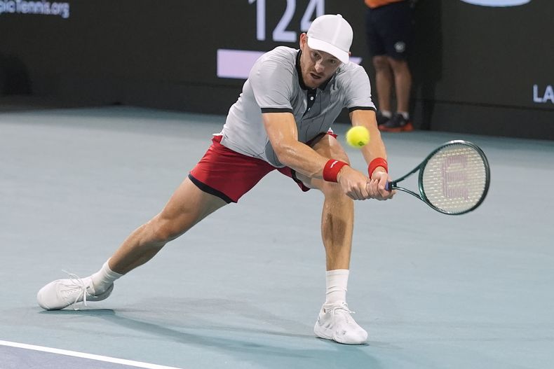El chileno Nicolás Jarry hace una devolución de revés al ruso Daniil Medvedev, en el Abierto de Miami, el miércoles 27 de marzo de 2024 (AP Foto/Marta Lavandier)