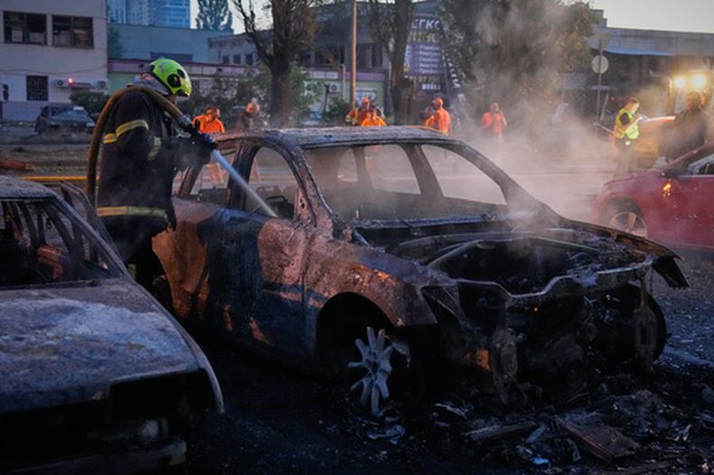 Personal de servicios de emergencia trabaja para extinguir un incendio tras los ataques con misiles rusos en Kiev, Ucrania, el sábado 1 de agosto de 2026. (AP Foto/Efrem Lukatsky)