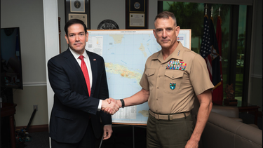 imagen que sacude: marco rubio aparece con mapa de cuba en reunion clave del comando sur