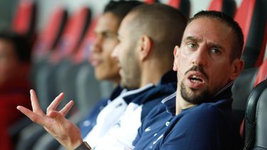 americateve | El jugador de la selecci&oacute;n de Francia, Franck Ribery, derecha, gesticula en la banca durante un amistoso contra Paraguay el domingo, 1 de junio de 2014, en Niza. (AP Photo/Claude Paris)