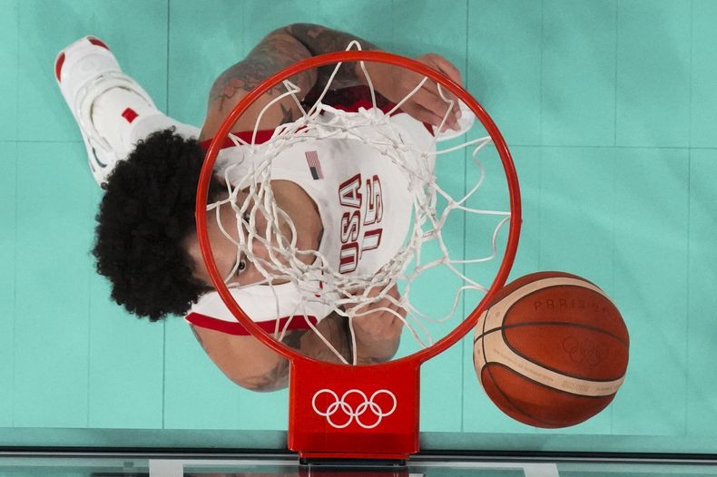La estadounidense Brittney Griner observa el balón durante la semifinal olímpica de basquetbol ante Australia, el viernes 9 de agosto de 2024, en París (Brian Snyder/Pool Photo via AP)