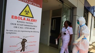 Personal sanitario camina frente a una instalación de aislamiento para pacientes con ébola el miércoles 7 de octubre de 2026, en The Nairobi Hospital, Kenia. (AP Foto/Andrew Kasuku)