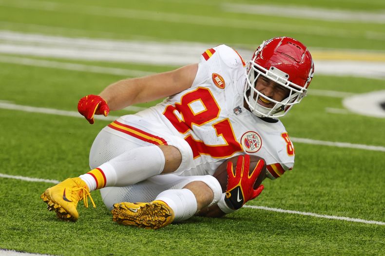 El tight end de los Chiefs de Kansas City Travis Kelce (87) reacciona luego de lesionarse durante la primera mitad del juego ante los Vikings de Minnesota, el domingo 8 de octubre de 2023, en Mineápolis. (AP Foto/Bruce Kluckhohn)