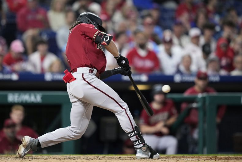 Corbin Carroll, de los Diamondbacks de Arizona, batea un sencillo productor en el juego del martes 23 de mayo de 2023, ante los Filis de Filadelfia (AP Foto/Matt Slocum)