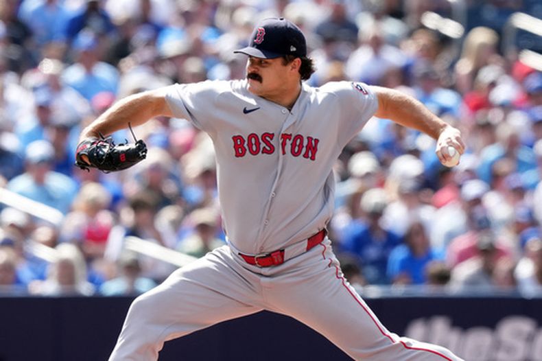 El lanzador de los Medias Rojas de Boston, Payton Tolle (70), lanza contra los Azulejos de Toronto durante la segunda entrada de un partido de béisbol en Toronto, el jueves 13 de agosto de 2026. (Nathan Denette/The Canadian Press vía AP)