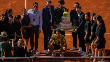 El español Carlos Alcaraz posa con el pastel por su 20 cumpleaños tras vencer en la semifinal del Abierto de Madrid al croata Borna Coric el viernes 5 de mayo del 2023. (AP Foto/Manu Fernandez)