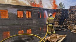 En esta imagen proporcionada por el Servicio Ucraniano de Emergencia, un bombero apaga el incendio tras un ataque ruso en la región de Kiev, Ucrania, el miércoles 9 de julio de 2025. (Servicio Ucraniano de Emergencia via AP)