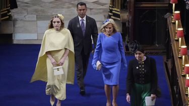 La primera dama de Estados Unidos, Jill Biden, y su nieta Finnegan llegan a la Abadía de Westminster, antes de la coronación del rey Carlos III y Camila, la reina consorte, en Londres, el sábado 6 de mayo de 2023. (Andrew Matthews/Pool vía AP)