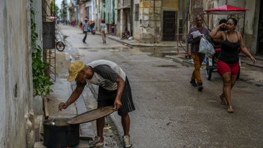 Un residente prepara una sopa sobre una hoguera durante un apagón masivo tras la falla de una importante planta eléctrica en La Habana, Cuba, el sábado 19 de octubre de 2024. (Foto AP/Ramón Espinosa)