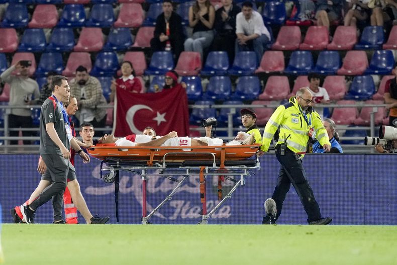 El turco Ozan Kabak sale lesionado durante el amistoso contra Italia, el martes 4 de junio de 2024, en Bolonia. (AP Foto/Antonio Calanni)