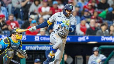 Chandler Simpson, de los Rays de Tampa Bay, reacciona después de que una batazo de faul le golpeara en la pierna en la sexta entrada del juego de béisbol de Grandes Ligas contra los Filis de Filadelfia, el viernes 25 de septiembre de 2026, en Filadelfia. (AP Foto/Laurence Kesterson)