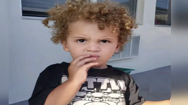 buscan a padres de un nino que fue encontrado caminando por las calles de miramar