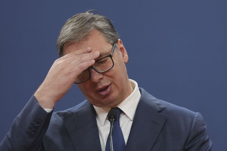ARCHIVO - El presidente serbio, Aleksandar Vucic, habla en una conferencia de prensa con el primer ministro eslovaco, Robert Fico, en el Palacio de Serbia en Belgrado, Serbia, el jueves 21 de noviembre de 2024. (AP Photo/Darko Vojinovic, Archivo)
