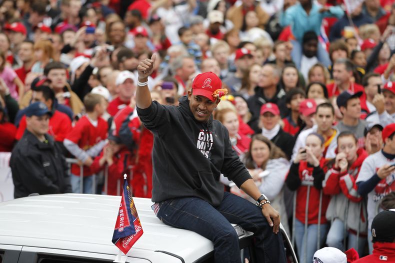 ARCHIVO - Foto del domingo 30 de octubre del 2011, el relevista de los Cardenales de San Luis Octavio Dotel en el desfile tras el triunfo ante los Rangers de Texas en la Serie Mundial. (AP Foto/Jeff Roberson, Archivo)