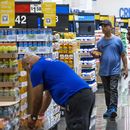ARCHIVO – Varias personas compran en un Walmart Superstore en Secaucus, Nueva Jersey, el 11 de julio de 2024. (AP Foto/Eduardo Munoz Alvarez, Archivo)