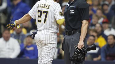 El dominicano Willy Adames, de los Cerveceros de Milwaukee, discute con el umpire del plato Adam Beck durante el juego del sábado 29 de abril de 2023 (AP Foto/Jeffrey Phelps)