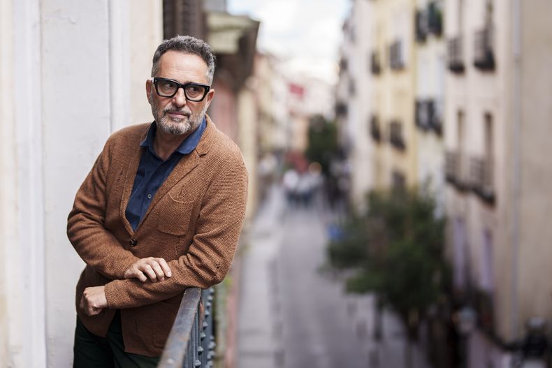 El cantante uruguayo Jorge Drexler posa durante una entrevista con The Associated Press en Madrid, España, el miércoles 3 de abril de 2024. (Foto AP/Manu Fernández)