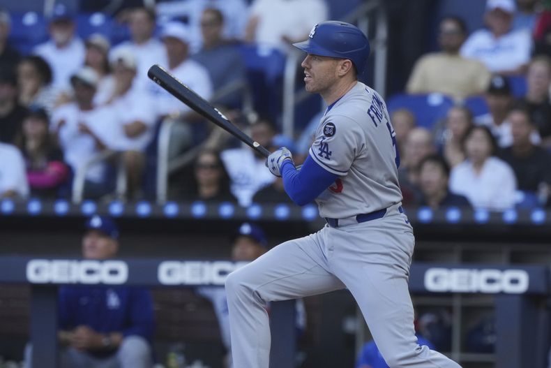 Freddie Freeman, de los Dodgers de Los Ángeles, batea un sencillo en el juego del miércoles 7 de mayo de 2025, ante los Marlins de Miami (AP Foto/Marta Lavandier)