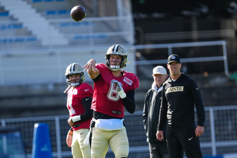 El quarterback Tyler Shough (6) de los Saints de Nueva Orleans durante un entrenamiento, el miércoles 21 de octubre de 2026, en Versalles, Francia. (AP Foto/Aurelien Morissard)