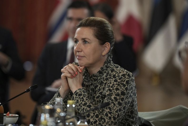 La primera ministra de Dinamarca, Mette Frederiksen, escucha durante una cumbre de lídres de la Fuerza Expedicionaria Conjunta en Oslo, el viernes 9 de mayo de 2025. (AP Foto/Alastair Grant, Pool)