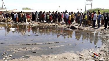 Un grupo de personas cerca de donde estalló una bomba en Elwak, en el condado Mandera, Kenia, el 29 de abril de 2024. (Foto AP/Adan Shukri)