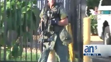 americateve | Hombre que se atrincheró en su residencia fue econtrado muerto.  Su esposa se encuentra en condición grave en el hospital tras recibir un balazo.