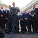 ARCHIVO - El secretario de Transporte de Estados Unidos, Sean Duffy, habla con los medios junto al presidente del sindicato Hermandad Internacional de Camioneros, Sean OBrien; el presidente y director ejecutivo de Airlines for America, Chris Sununu; el vicepresidente JD Vance; y representantes de la industria de la aviación sobre el impacto del cierre del gobierno en el sector, frente al Ala Oeste de la Casa Blanca, el 30 de octubre de 2025, en Washington. (Foto AP/Jacquelyn Martin, archivo)