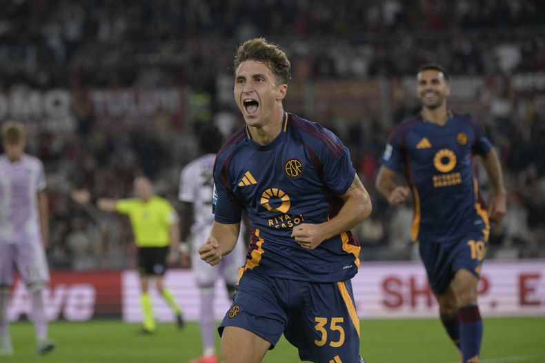 Tommaso Baldanzi, de la Roma celebra luego de anotar el gol para el 3-0 durante el partido de la Liga de Italia entre AS Roma y Udinese en el estadio Olímpico en Roma, el domingo 22 de septiembre de 2024. (Fabrizio Corradetti/LaPresse via AP)