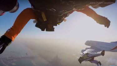 video: el increible vuelo de dos jetman alrededor de un airbus