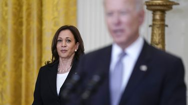 ARCHIVO – La vicepresidenta, Kamala Harris, escucha al presidente Joe Biden hablando de la distribución de las vacunas contra el COVID-19, en la Sala Este de la Casa Blanca, el 17 de mayo de 2021, en Washington. (AP Foto/Evan Vucci, Archivo)