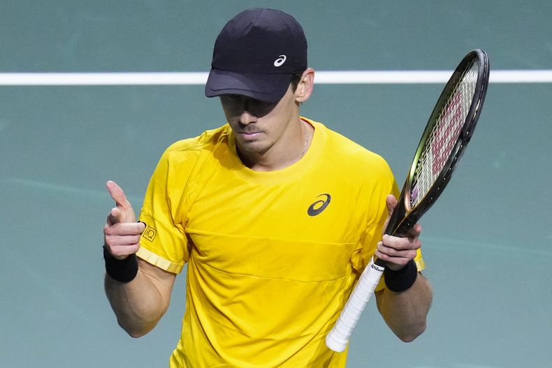 Alex de Miñaur, de Australia, celebra su triunfo sobre el checo Jiri Lehecka, en un encuentro de la Copa Davis, el miércoles 22 de noviembre de 2023, en Málaga, España (AP Foto/Manu Fernández)