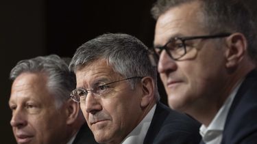 Jan Christian Dreesen (primer plano a la derecha), nuevo director ejecutivo del Bayern Múnich; el presidente Herbert Hainer y el director de prensa Stefan Mennerich durante una rueda de prensa en Múnich, el domingo 28 de mayo de 2023. (AP Foto/Matthias Schrader)