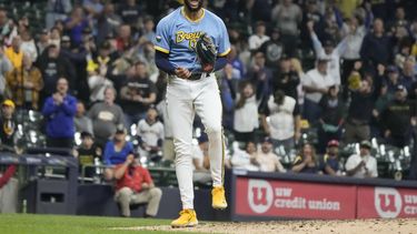 El relevista de los Cerveceros de Milwaukee, Devin Williams, reacciona después de poner fuera a Jason Delay, de los Piratas de Pittsburgh para ponerle fin al partido de béisbol el viernes 16 de junio de 2023, en Milwaukee. (AP Foto/Morry Gash)