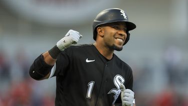 El venezolano Elvis Andrus, de los Medias Blancas de Chicago, festeja luego de conectar un jonrón de tres carreras ante los Rojos de Cincinnati, el viernes 5 de mayo de 2023 (AP Foto/Aaron Doster)
