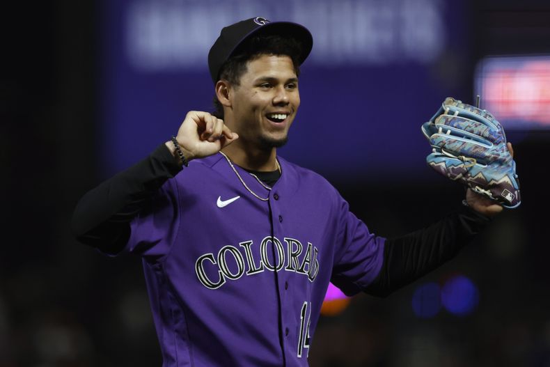 Ezequiel Tovar de los Rockies de Colorado celebra la victoria de su equipo ante los Gigantes de San Francisco, tras el partido en San Francisco. Viernes 7 de julio de 2023. (AP Foto/Josie Lepe)