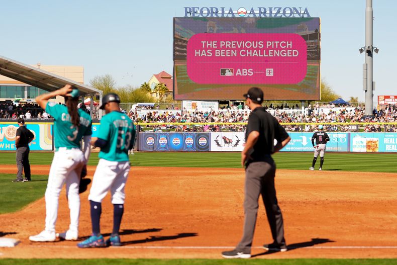 ARCHIVO - La pantalla del estadio muestra que Julio Rodríguez de los Marineros de Seattle ha pedido una revisión de un lanzamiento durante el juego de pretemporada contra los Diamondbacks de Arizona, el domingo 23 de febrero de 2025, en Peoria, Arizona. (AP Foto/Lindsey Wasson)