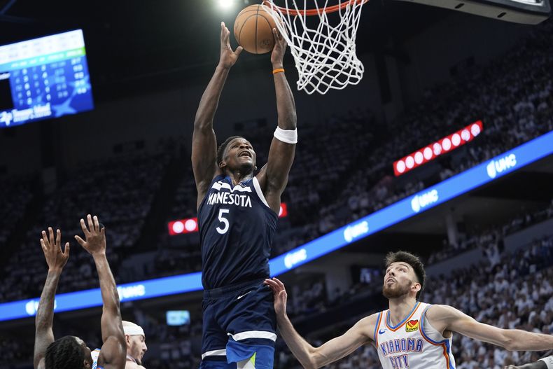 El base de los Timberwolves de Minnesota Anthony Edwards lanza el balón frente a Chet Holmgren del Thunder de Oklahoma City en el juego 4 de las finales de la Conferencia Oeste el lunes 26 de mayo del 2025. (AP Foto/Abbie Parr)