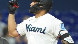 Agustin Ramírez, de los Marlins de Miami, celebra mientras corre las bases después de batear un cuadrangular en la quinta entrada del juego de béisbol de Grandes Ligas contra los Cardenales de San Luis, el lunes 20 de abril de 2026, en Miami. (AP Foto/Rebecca Blackwell)