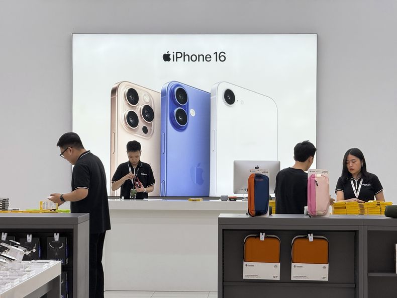 ARCHIVO – Personal de ventas trabaja en una tienda de Apple en Hanoi, Vietnam el jueves 10 de abril de 2025. (AP Foto/Hau Dinh, Archivo)