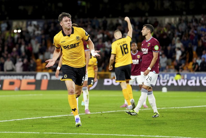 Jorgen Strand Larsen del Wolverhampton celebra tras anotar en el encuentro de la Copa de Liga ante el West Ham el martes 26 de agosto del 2025. (David Davies/PA via AP)