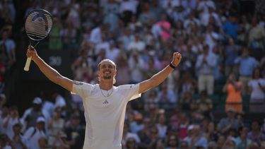 Alexander Zverev, de Alemania, celebra su victoria contra Taylor Fritz, de los Estados Unidos, en su partido de cuartos de final de individuales masculinos en el Campeonato de Tenis de Wimbledon, en Londres, el miércoles 8 de julio de 2026. (Foto AP/Kin Cheung)